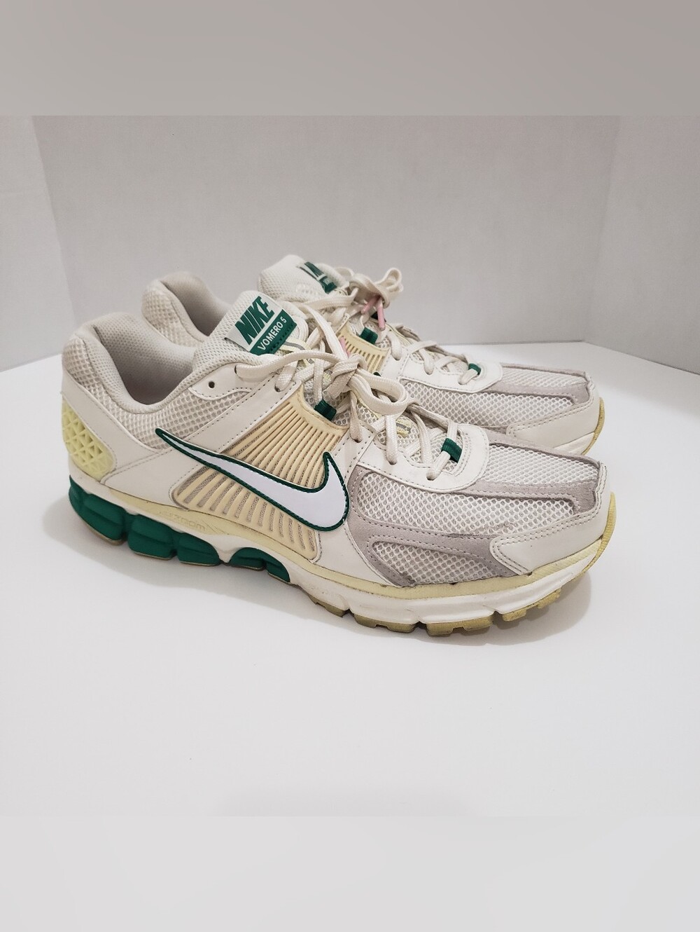Nike Zoom Vomero 5 FN8361-100 Mens Size 12 White Green Running Shoe Well Kept..